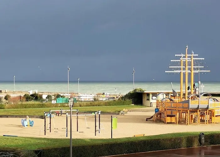 Avec JARDINET sans vis à vis Plein centre ville au RDC 350m de la plage